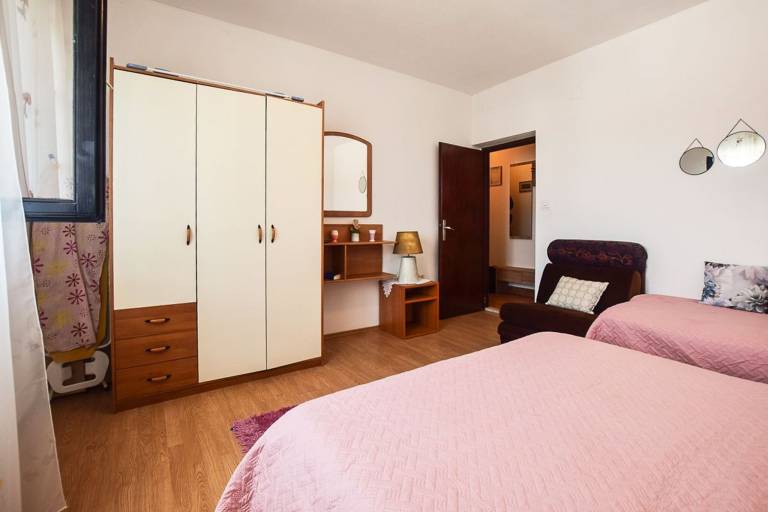 Rental apartment with terrace, garden & BBQ | Garden view — photo 4