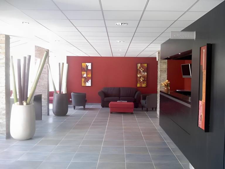 Serviced apartment with patio, yard & pool — photo 4