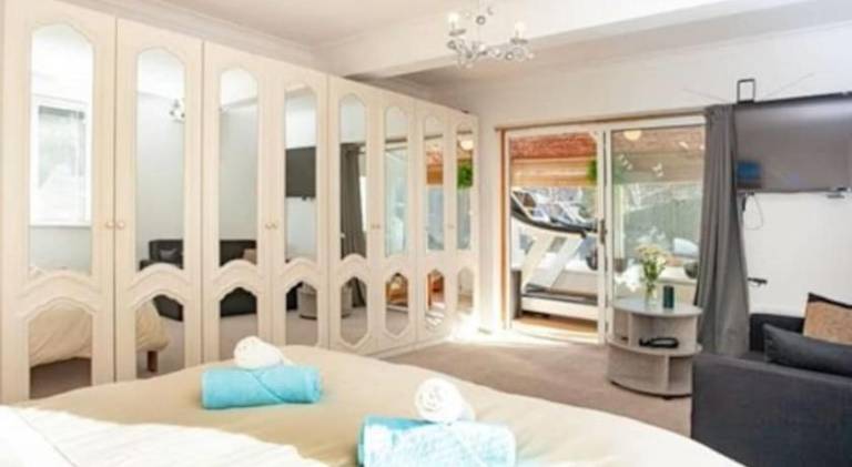3 Bedroom Bungalow with great Sea Views, Private Hot Tub & Gardens — photo 2