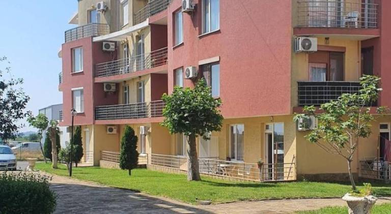Apartment with private pool & patio in Burgas