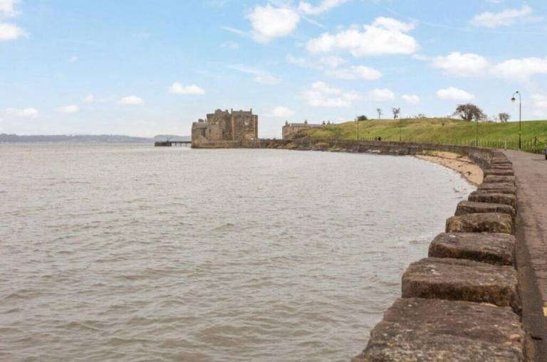 Holiday apartment with yard in Falkirk