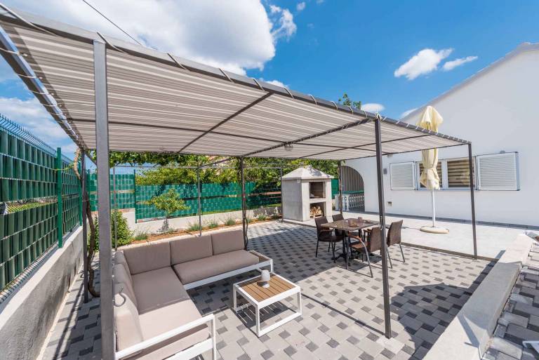 Fully equipped vacation home with BBQ, terrace & private pool | Close to the beach | Pet-friendly — photo 2
