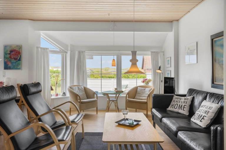 Fully equipped pleasant vacation home with hot tub, sauna & patio | Close to the beach | Pet-friendly — photo 2