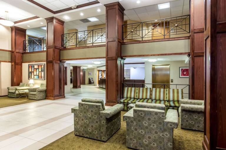 La Quinta Inn & Suites by Wyndham Milwaukee Bayshore Area