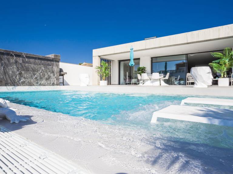 Fully equipped house with private pool, garden & BBQ | Perfect for remote work | Pets allowed — photo 2