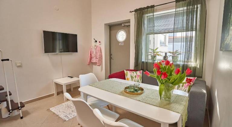 Holiday apartment with terrace & yard — photo 3