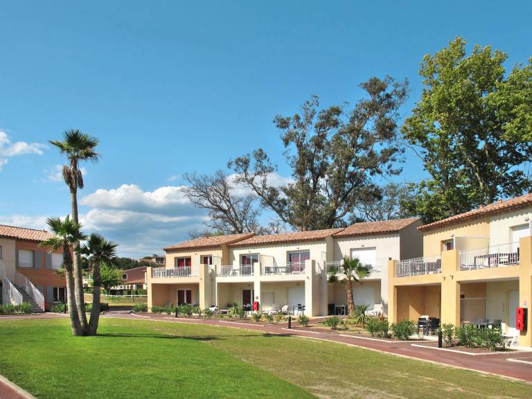 Holiday apartment with yard, pool & patio | Close to the beach | Dogs allowed — photo 3
