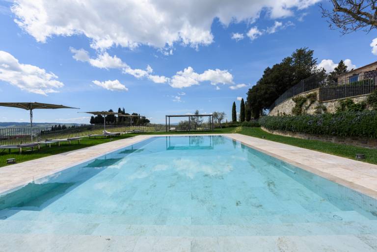 Family-oriented beautiful villa with grill, pool & hot tub | Pets allowed — photo 3