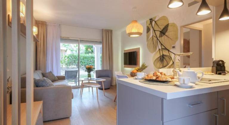 Holiday apartment with patio, pool & yard — photo 2