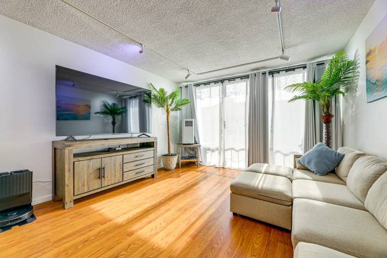 1 Mi to Shoreline Village Chic Long Beach Apt