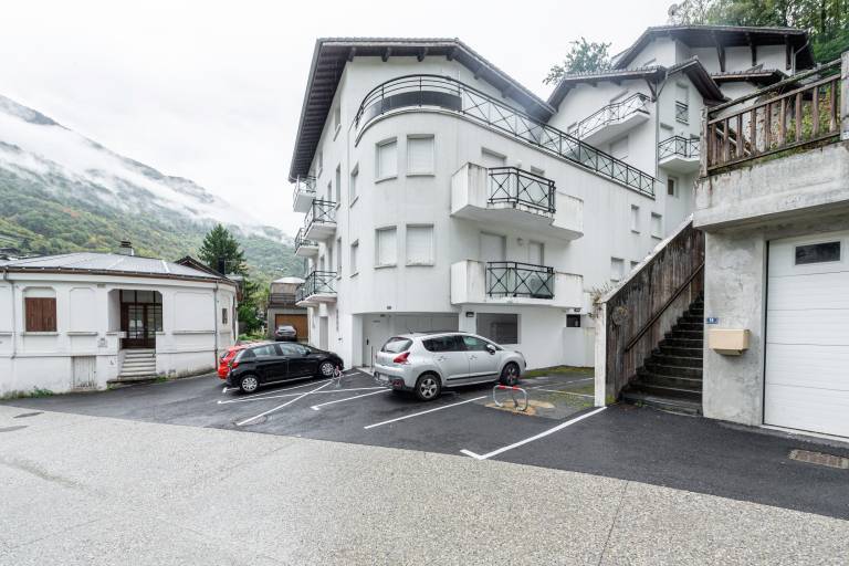 Spacious 6-Person Apartment in Central Brides-les-Bains with Mountain View in Courchevel