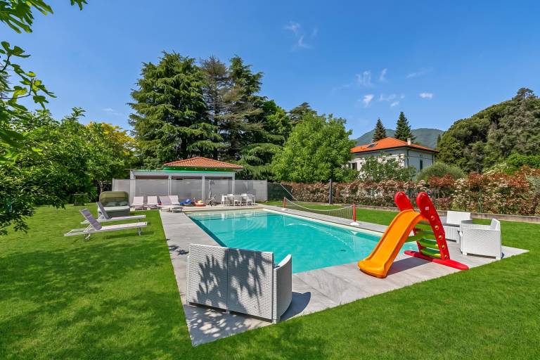Anita Lake 2BR Retreat w Shared Pool and Gym
