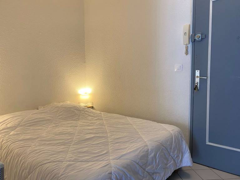 Charming T1 in Balaruc-les-Bains with Terrace & A/C, South-Facing, Fully Equipped — photo 4