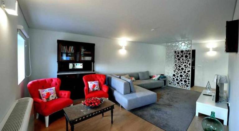 Pleasant villa with terrace, pool & barbeque | Pets allowed — photo 5