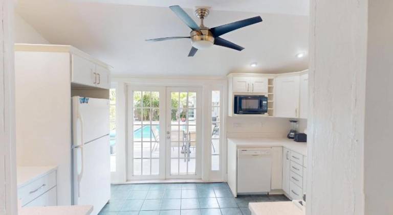 Vacation home with pool | Near Southernmost Point — photo 4