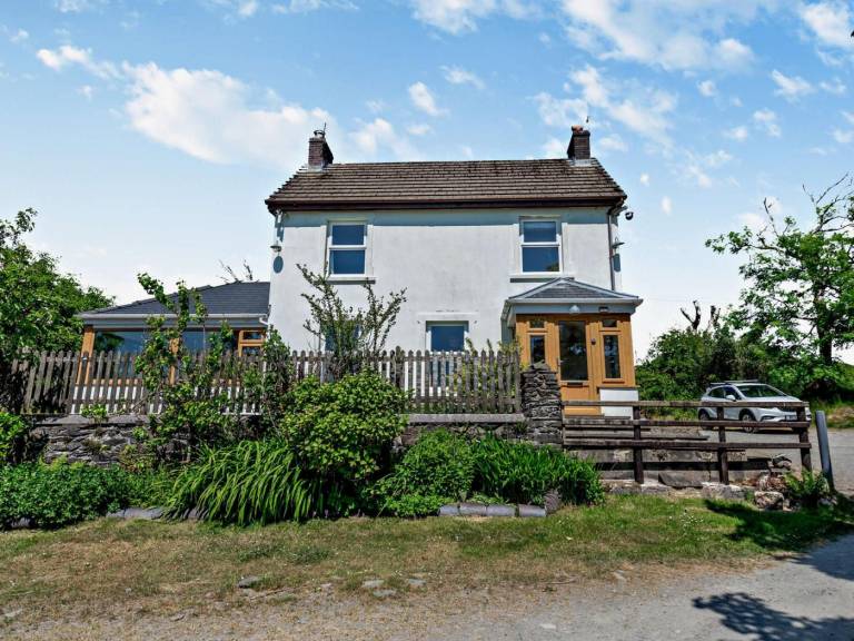 Fully equipped cottage with barbeque & garden | Pet-friendly in Carmarthen