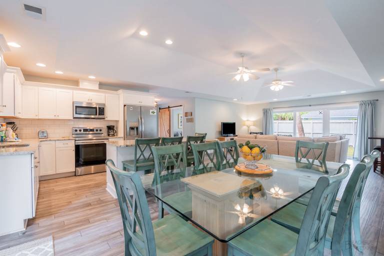 Family-friendly vacation home with BBQ, private pool & jacuzzi | Close to the beach | Pets are welcome — photo 3