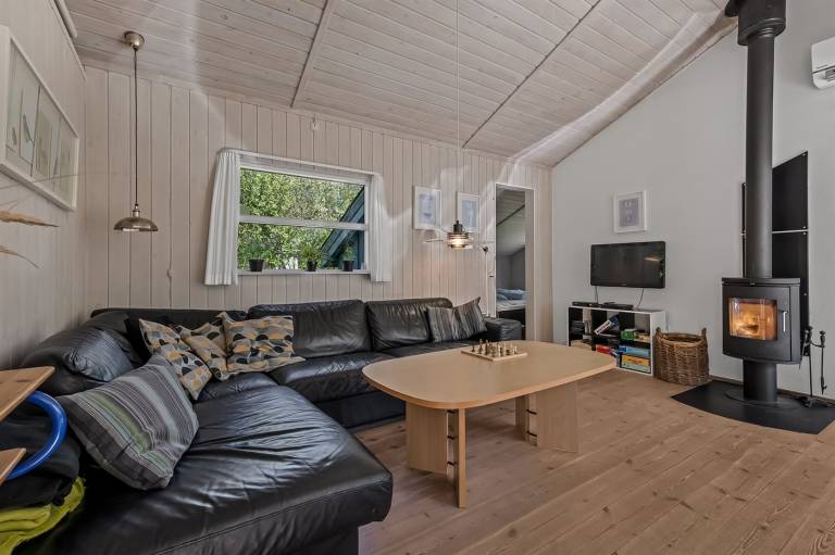 House with sauna, jacuzzi & garden — photo 2