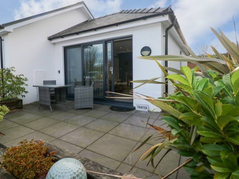 Cottage with yard in Tenby