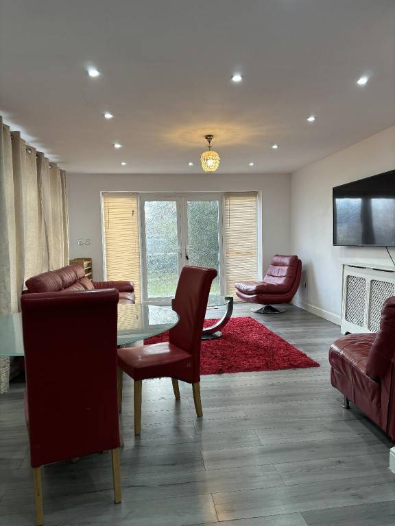 Charming bungalow with yard | Pets allowed in High Wycombe