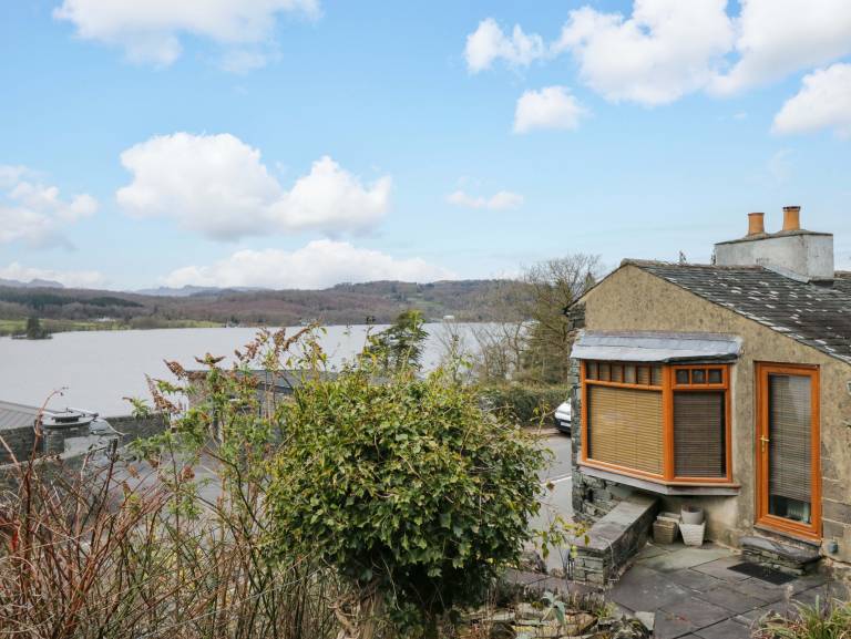Cottage with garden | Beach view in Windermere