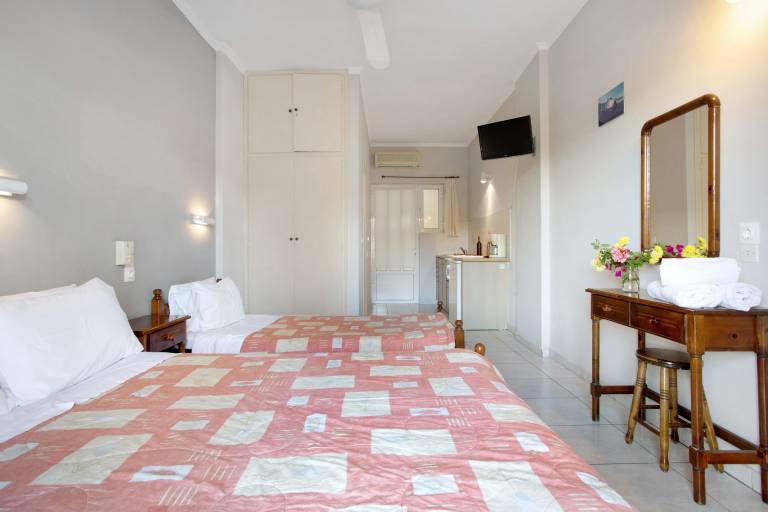 Studio "Dolphin Studio Sea View 10" with Private Balcony, Shared Garden & Wi-Fi — photo 3