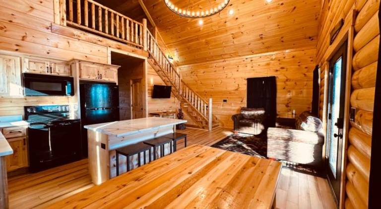 Beautiful vacation home with jacuzzi | Pets are welcome in Kent, IN