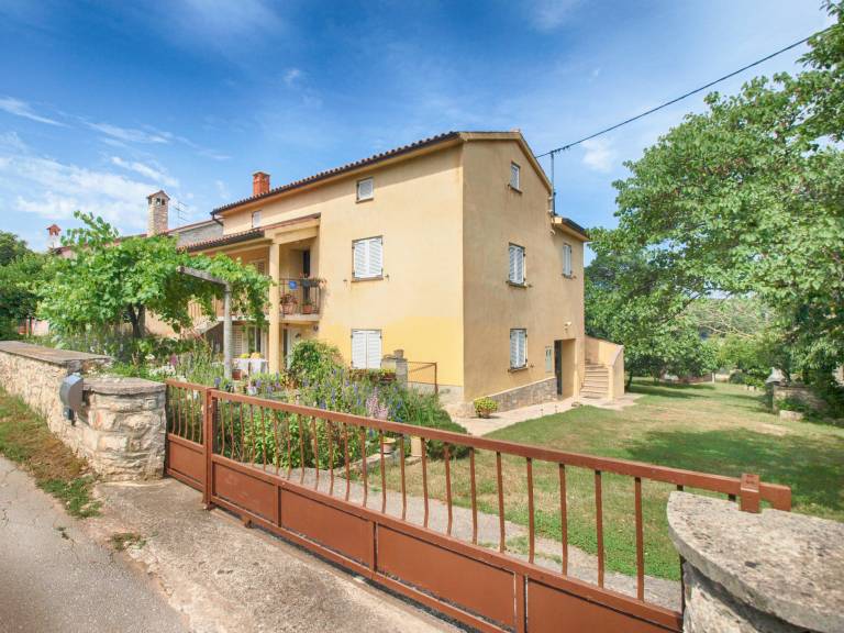 Holiday apartment with grill & terrace in Medulin