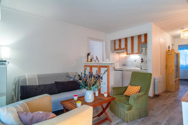 Apartment with yard — photo 2