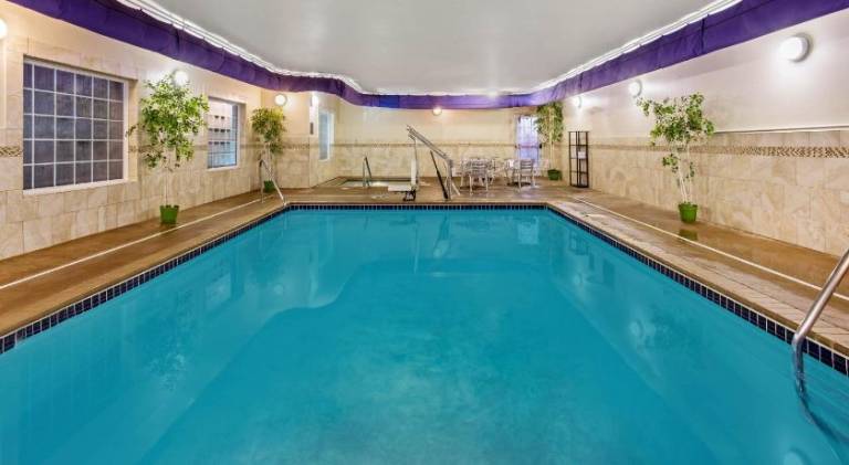 La Quinta Inn & Suites by Wyndham Dickinson — photo 3