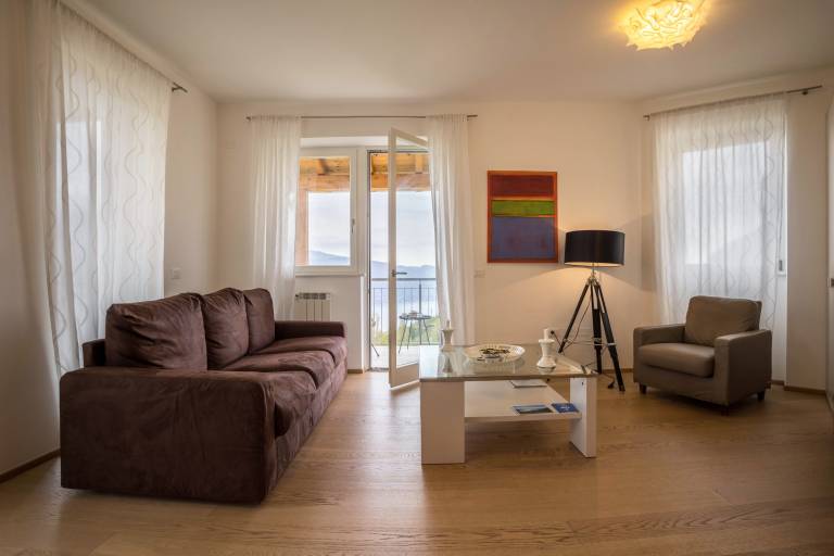 Holiday apartment with pool & yard | Lake view — photo 3