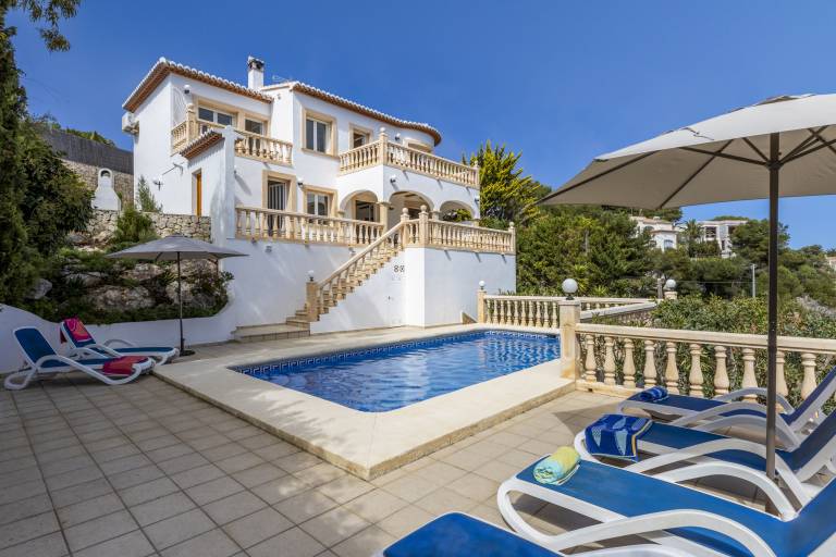 Villa with patio, private pool & barbecue | Beach view — photo 3