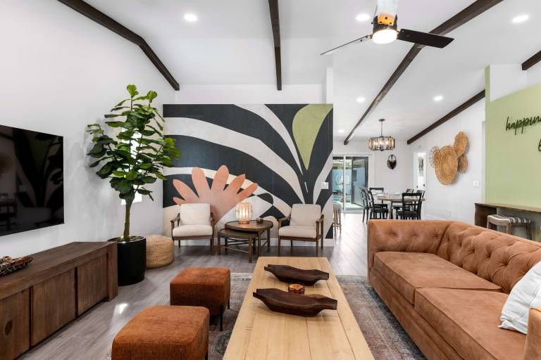 3-Bedroom Fireplace Stunning Spanish Home — photo 2
