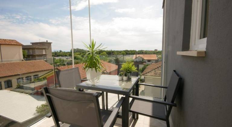 Apartment with patio — photo 4