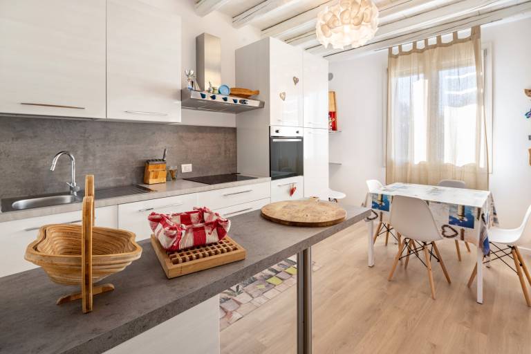 Studio Apartment 'Appartamento Brussa Beach' with Private Terrace, Wi-Fi and Air Conditioning — photo 5