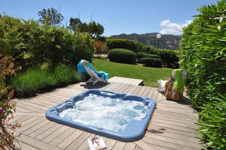 Holiday park with pool, garden & jacuzzi | Sea view — photo 3
