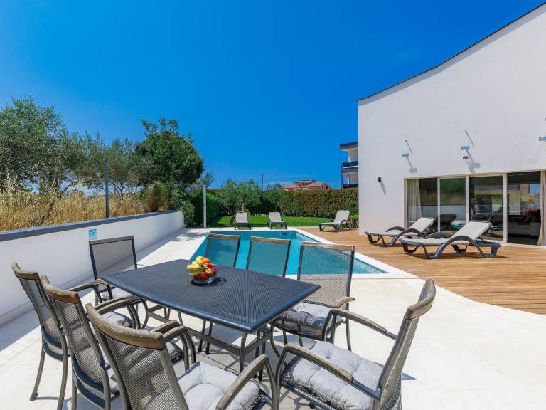 Vacation home with patio, barbeque & private pool — photo 2