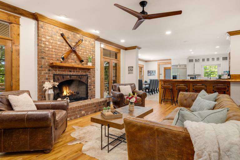 The Lodge · Game Room, Hot Tub, Fire Pit, Gym — photo 4