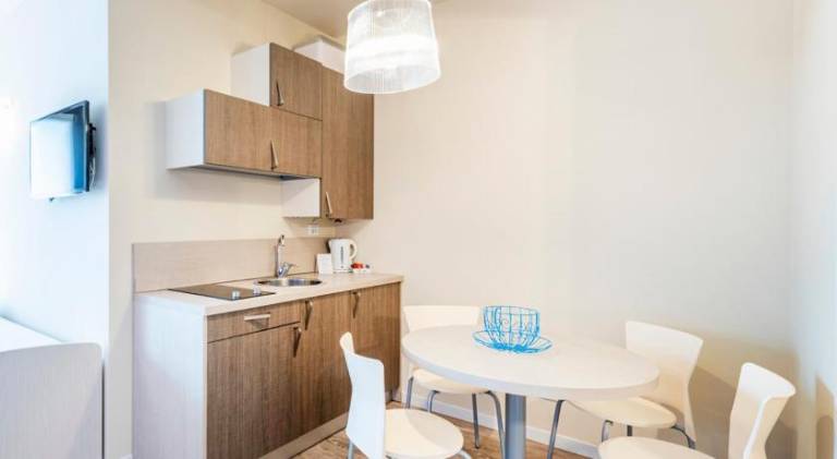 Serviced apartment with pool, terrace & yard — photo 5