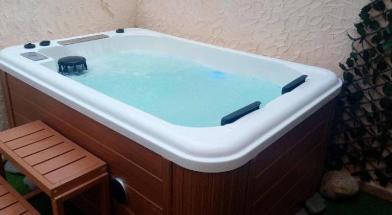Rental apartment with patio & jacuzzi — photo 5