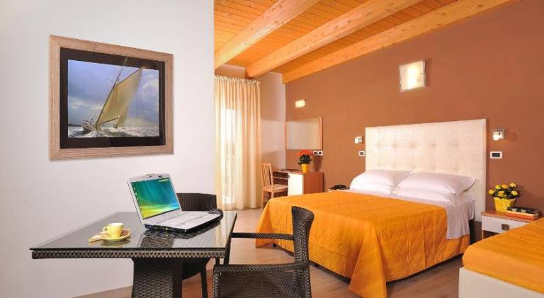Hotel Favorita Easy Stay Room Only — photo 2