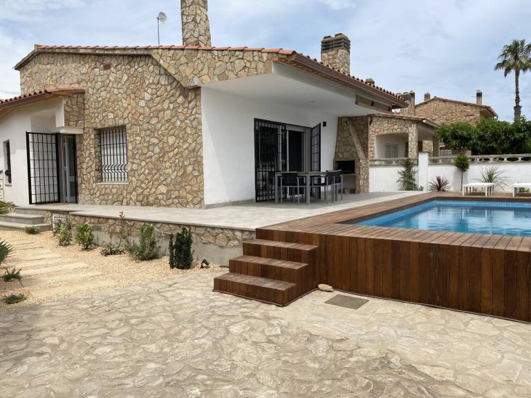 Villa with private pool, yard & grill — photo 3