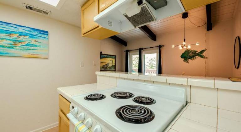 Seagulls Serenade Cozy 1BR Hideaway near Beach 206 — photo 4