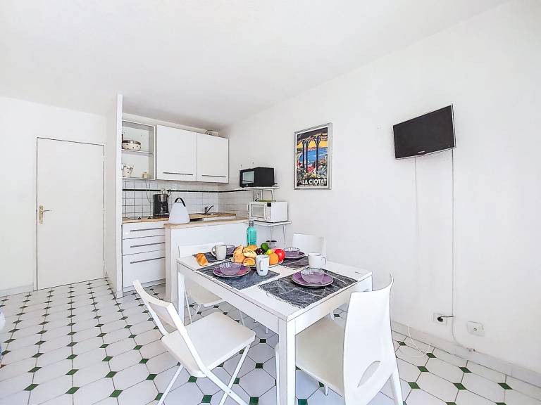 Holiday apartment with garden, barbecue & patio — photo 5