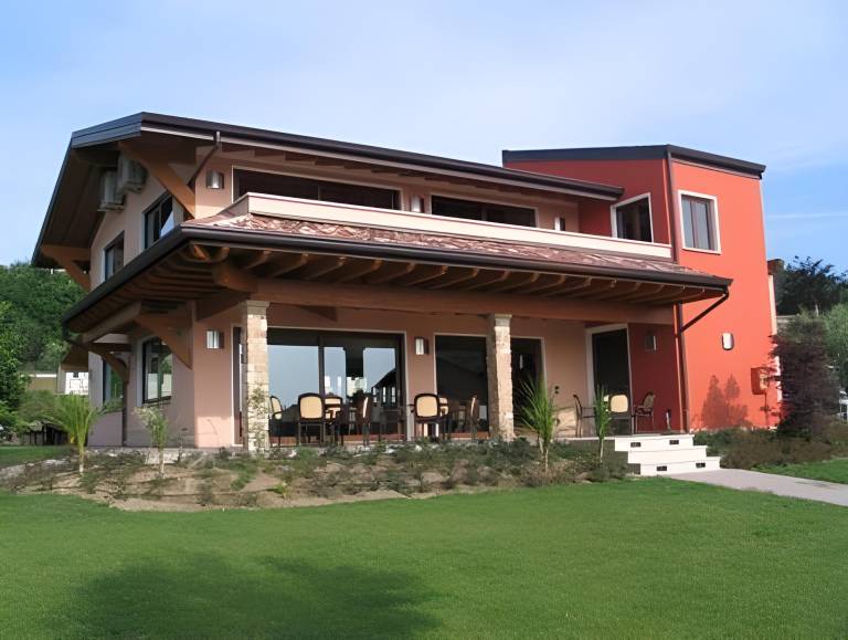 Charming serviced apartment with yard, terrace & pool | Next to the beach | Pets are welcome in San Felice del Benaco