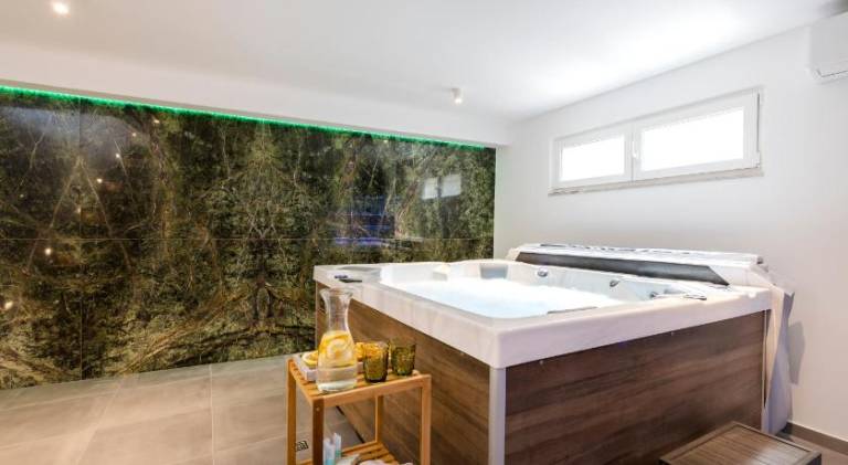 Villa with jacuzzi — photo 4