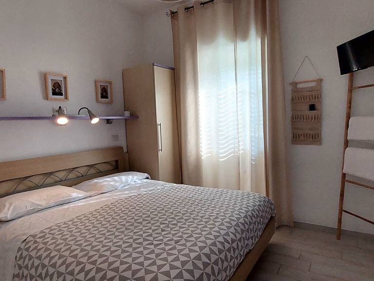 Zwei-Zimmer-Penthouse-Wohnung mit Terrasse mit Meerblick — photo 4