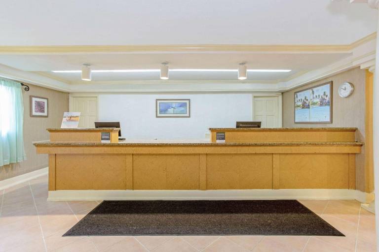 La Quinta Inn by Wyndham Orlando Airport West — photo 5
