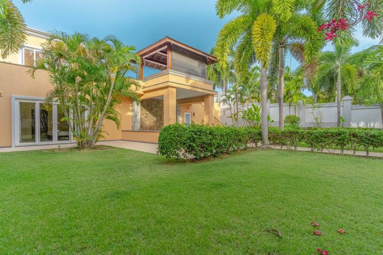 Mew luxury pool villa king bed — photo 4