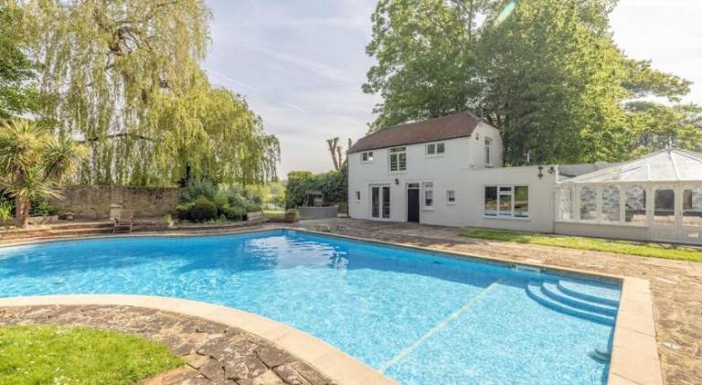 Vacation home with jacuzzi, pool & sauna in Windsor